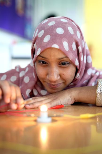 A teacher does a lightbulb experiment